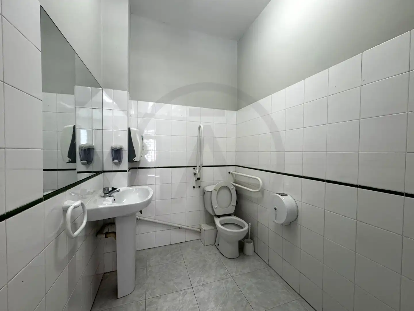 Baño de Local en venta en Terrassa con Calefacción y Parquet