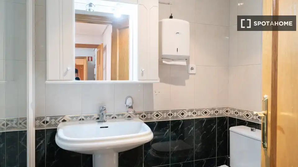 Bathroom of Flat for rent in Madrid  with Air Conditioner, Heating and Furnished