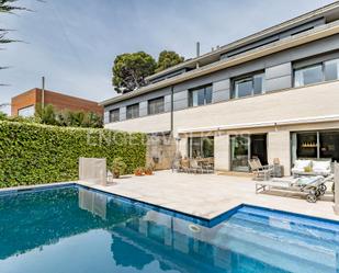 Exterior view of House or chalet for sale in  Barcelona Capital  with Air Conditioner, Heating and Private garden