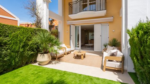 Casa adosada reformada en primera línea de playa con vistas al mar, jardín privado y piscina en una comunidad exclusiva.