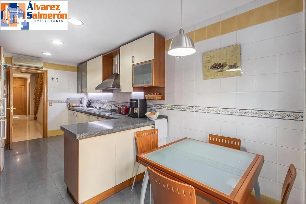 Küche von Einfamilien-Reihenhaus zum Verkauf in Granada mit Privatgarten, Terrasse und Schwimmbad