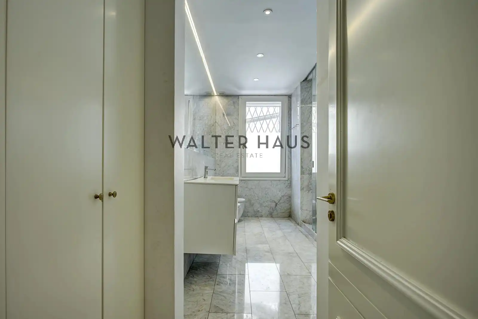 Bathroom of Flat for sale in Barcelona  with Air Conditioner, Terrace and Balcony