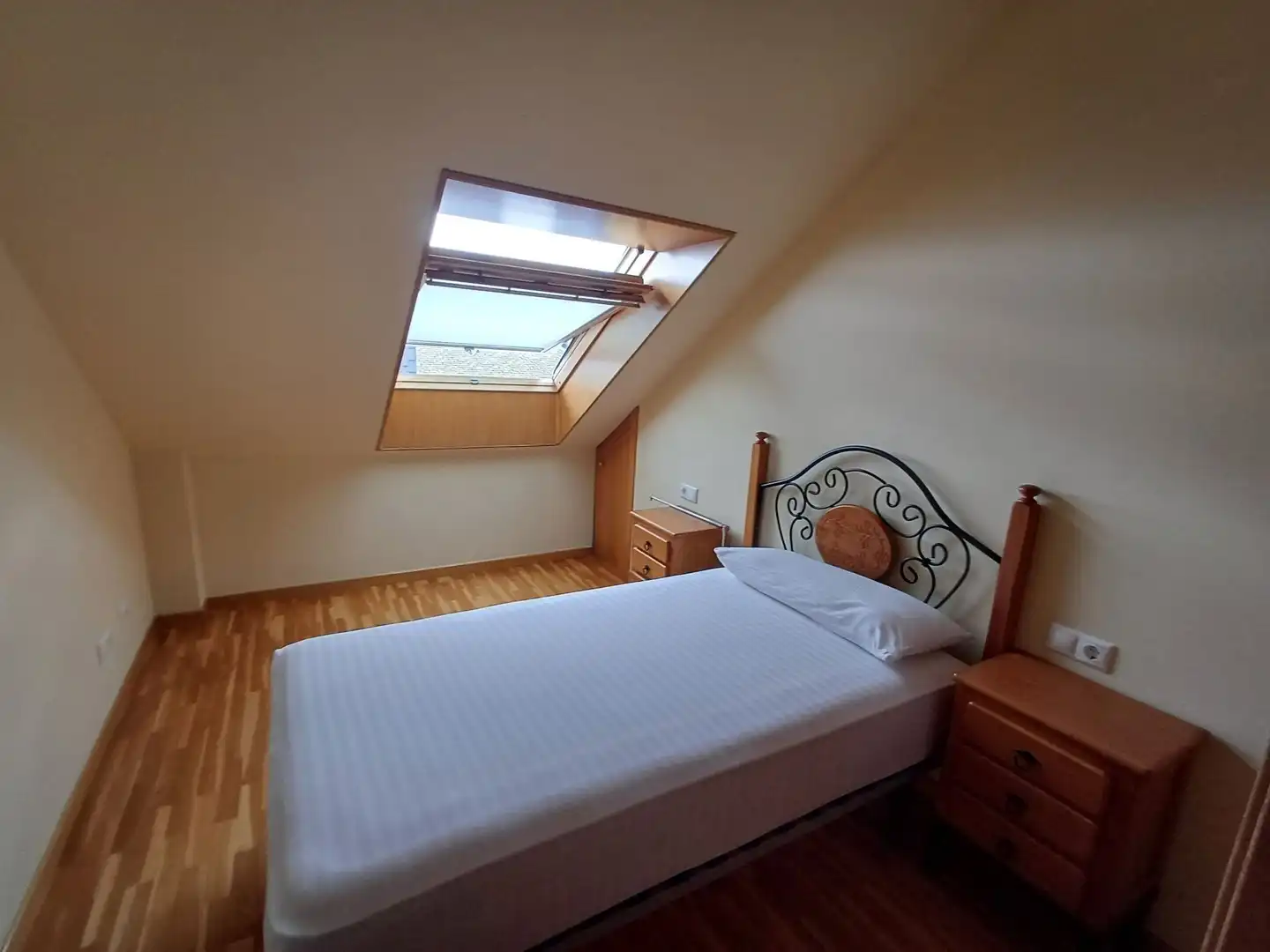 Schlafzimmer von Wohnung zur Miete in A Coruña Capital  mit Heizung, Terrasse und Möbliert