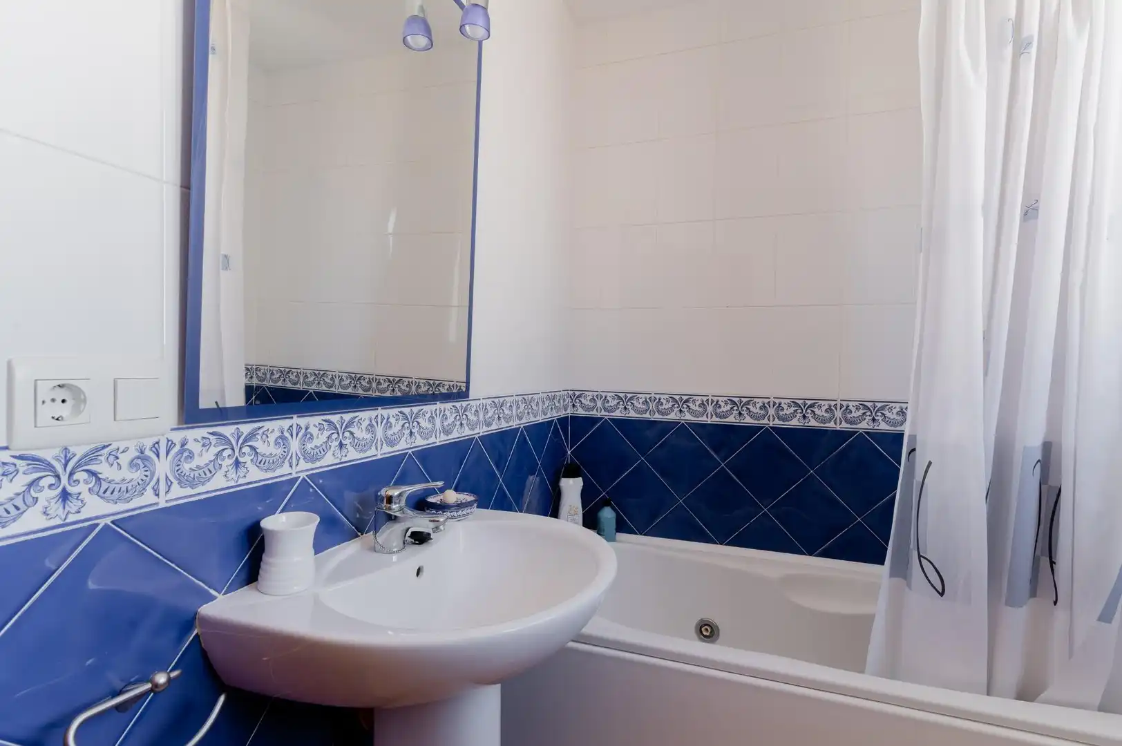 Badezimmer von Einfamilien-Reihenhaus zum Verkauf in Benicasim / Benicàssim mit Heizung, Privatgarten und Terrasse