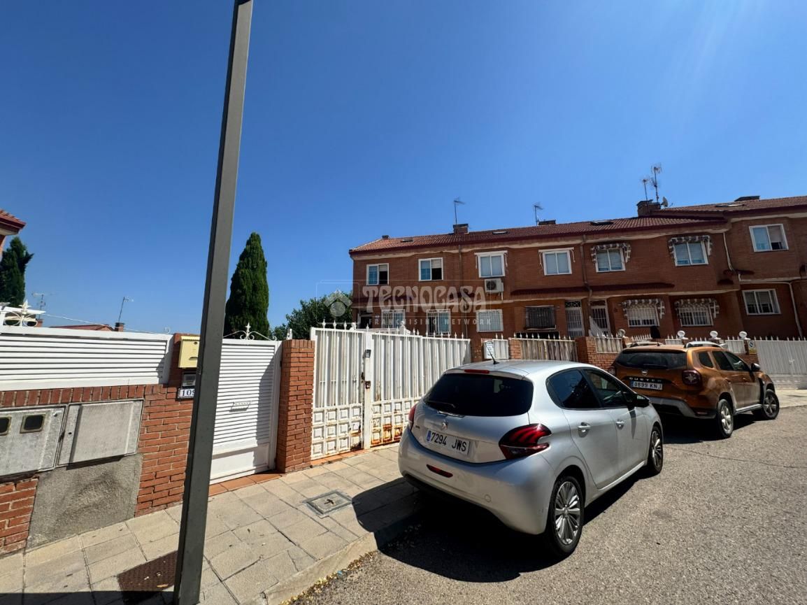 Vista exterior de Casa adosada en venda en Navalcarnero amb Aire condicionat, Calefacció i Balcó