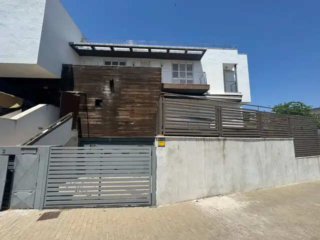 Vista exterior de Casa o xalet en venda en Pineda de Mar amb Calefacció, Jardí privat i Parquet