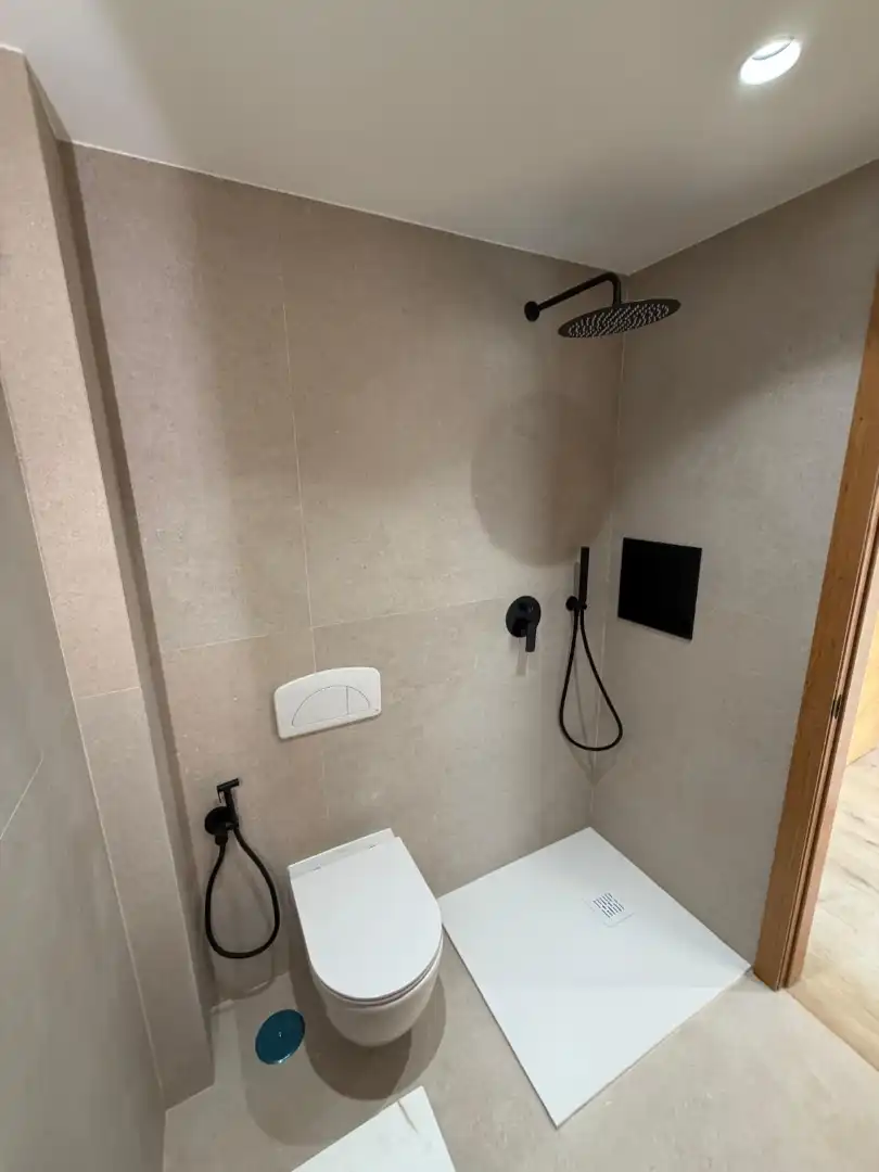 Badezimmer von Wohnung zum Verkauf in A Illa de Arousa  mit Heizung, Parkett und Ofen