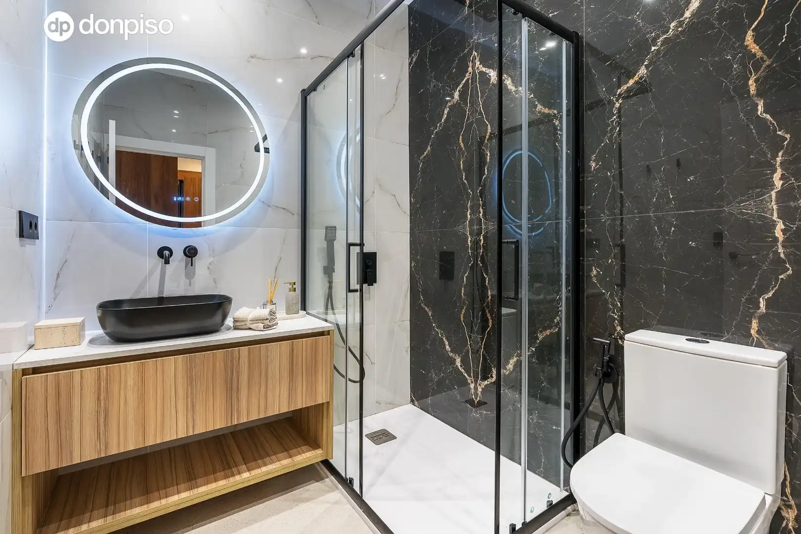 Badezimmer von Erdgeschoss zum Verkauf in Granada mit Klimaanlage, Privatgarten und Möbliert