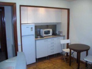 Cuina de Apartament de lloguer en Oviedo  amb Calefacció, Parquet i Moblat