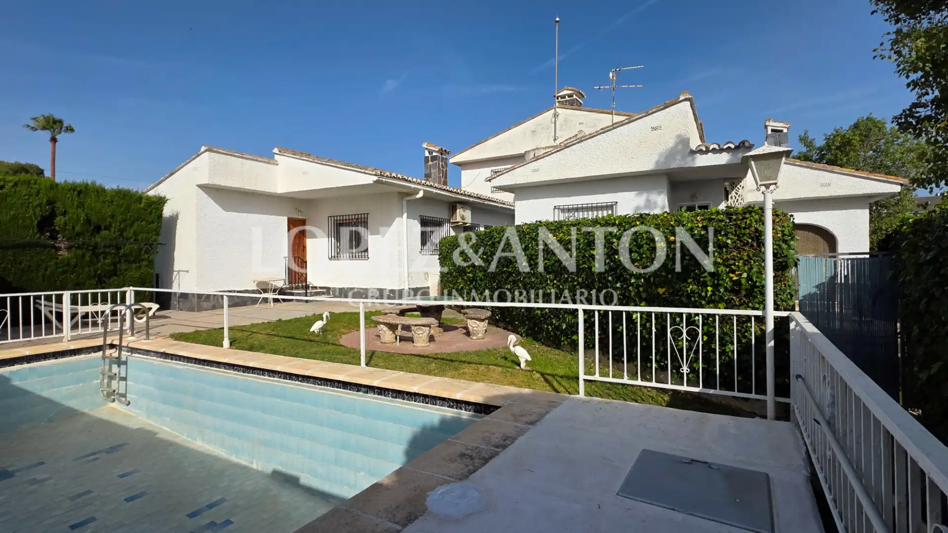 Exterior view of Houses for sale in L'Eliana  with Air Conditioner, Private garden and Terrace