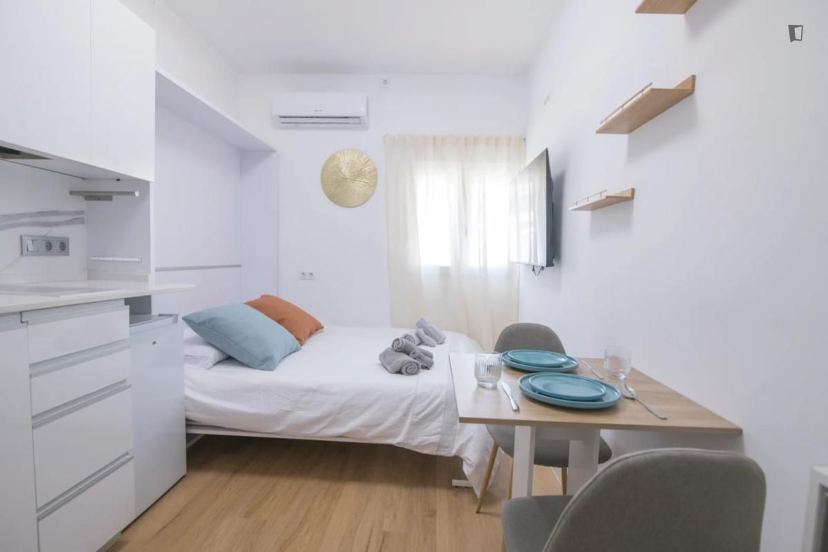 Dormitori de Apartament per a compartir en  Valencia Capital amb Aire condicionat, Calefacció i Moblat