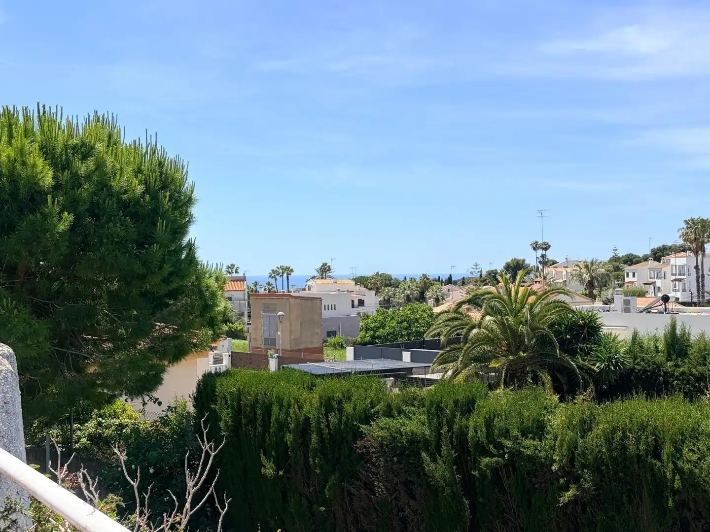 Vista exterior de Casa o xalet en venda en Cunit amb Jardí privat, Terrassa i Traster