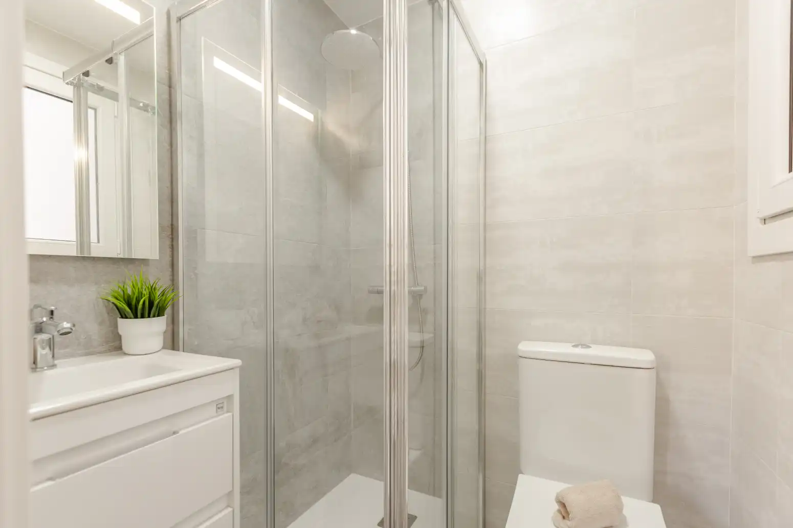 Badezimmer von Wohnung zum Verkauf in  Pamplona / Iruña mit Klimaanlage, Heizung und Parkett