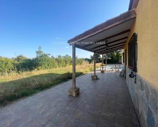 Terrassa de Casa o xalet en venda en Almenara de Tormes amb Piscina