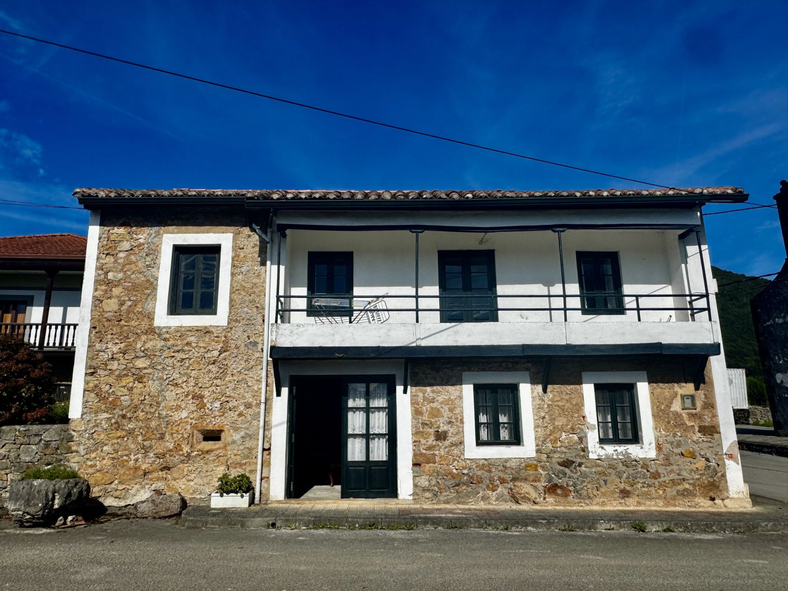 Vista exterior de Casa o xalet en venda en Medio Cudeyo amb Calefacció i Balcó