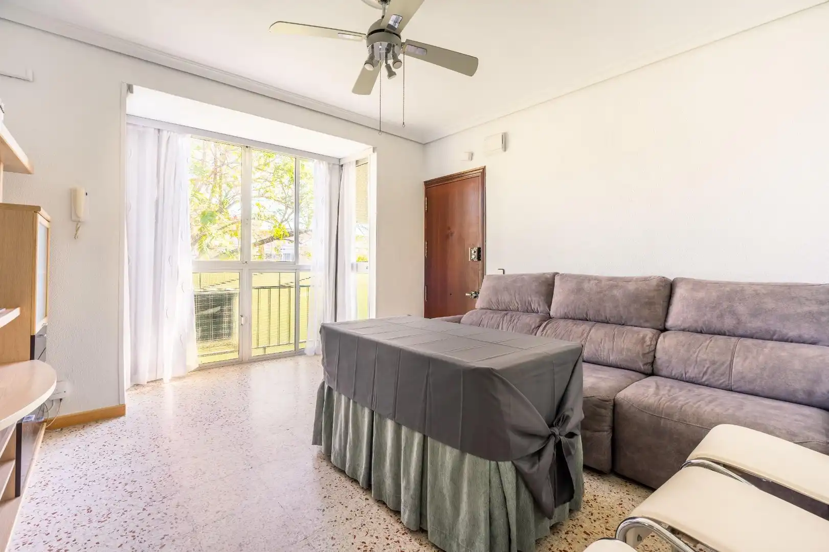 Living room of Flat for sale in Sevilla  with Air Conditioner, Furnished and Balcony