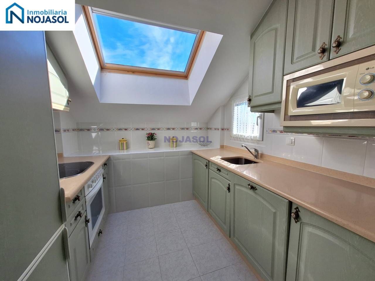 Cuina de Apartament de lloguer en Noja amb Calefacció, Terrassa i Moblat