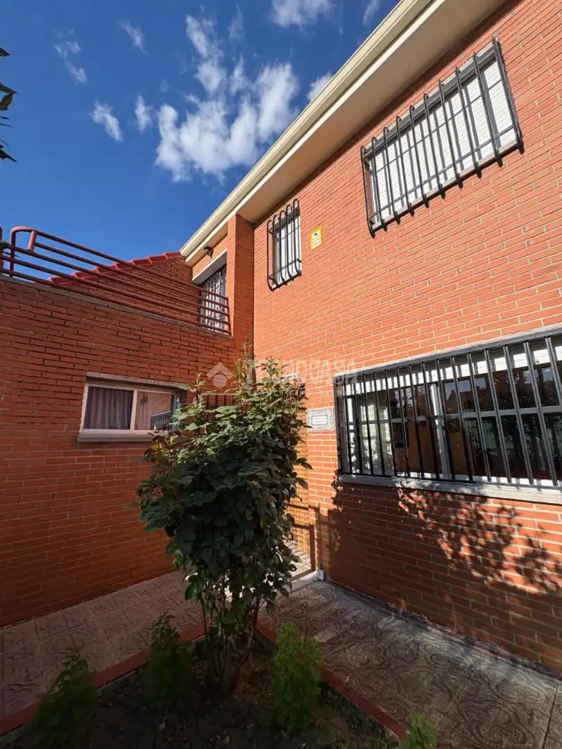 Vista exterior de Casa adosada en venda en Getafe amb Aire condicionat i Terrassa