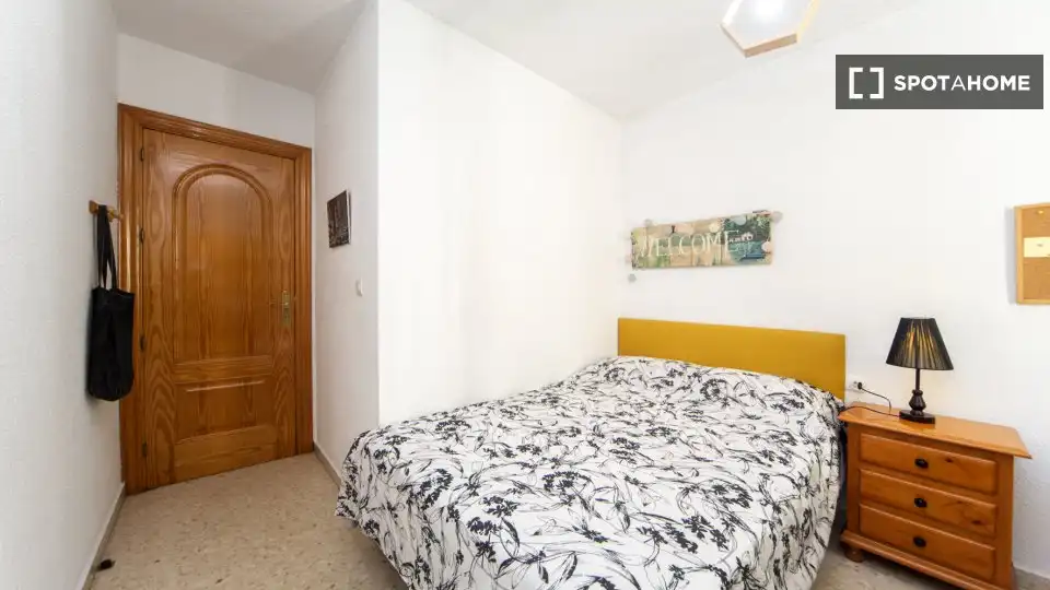 Habitación de Piso de alquiler en Granada con Aire acondicionado, Calefacción y Amueblado