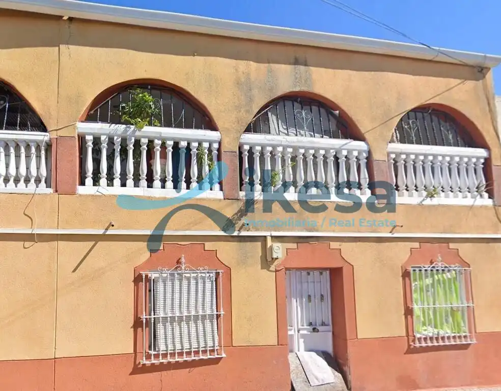 Vista exterior de Casa adosada en venda en Mérida