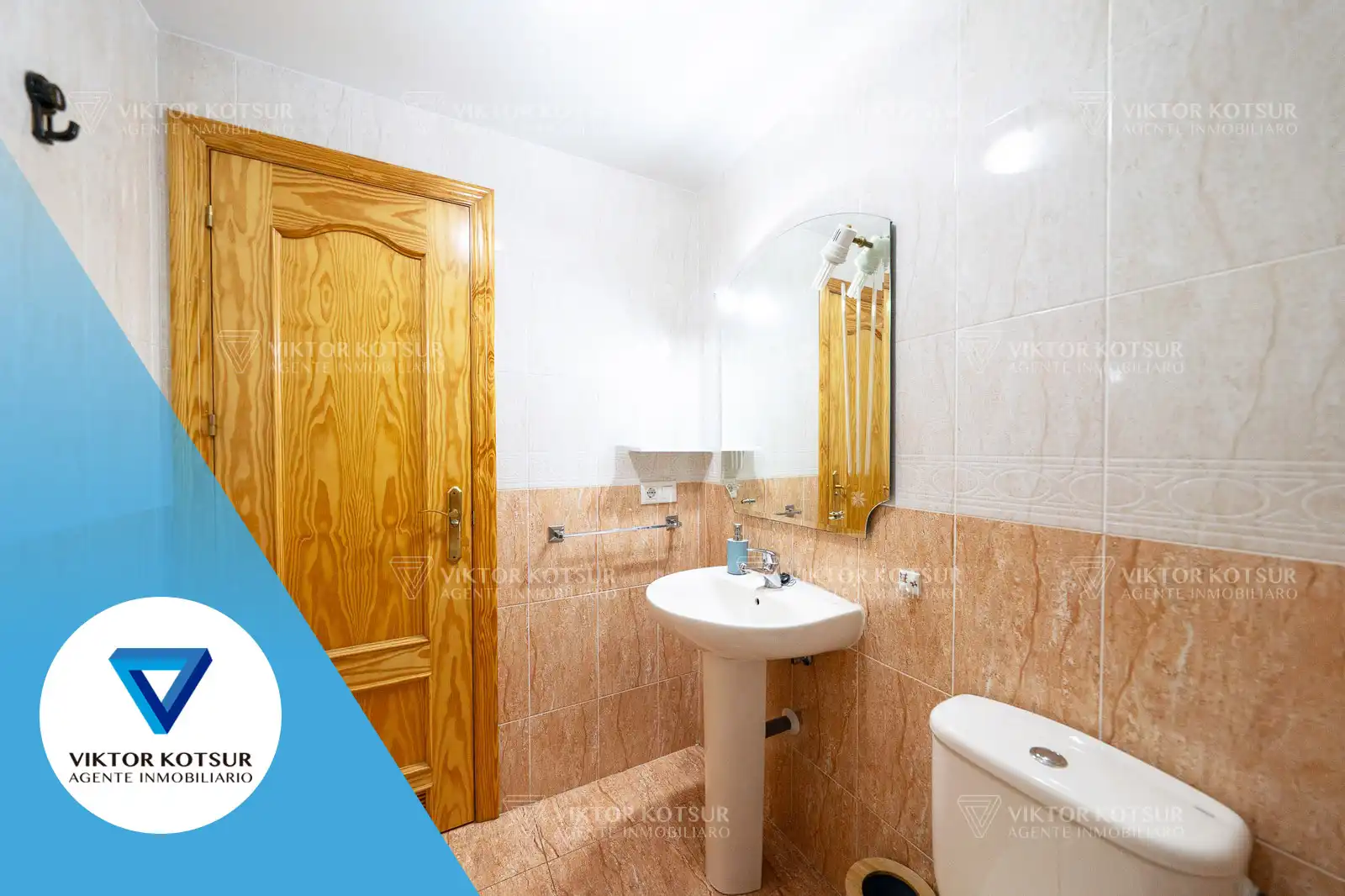 Baño de Piso en venta en Roquetas de Mar con Aire acondicionado, Terraza y Amueblado