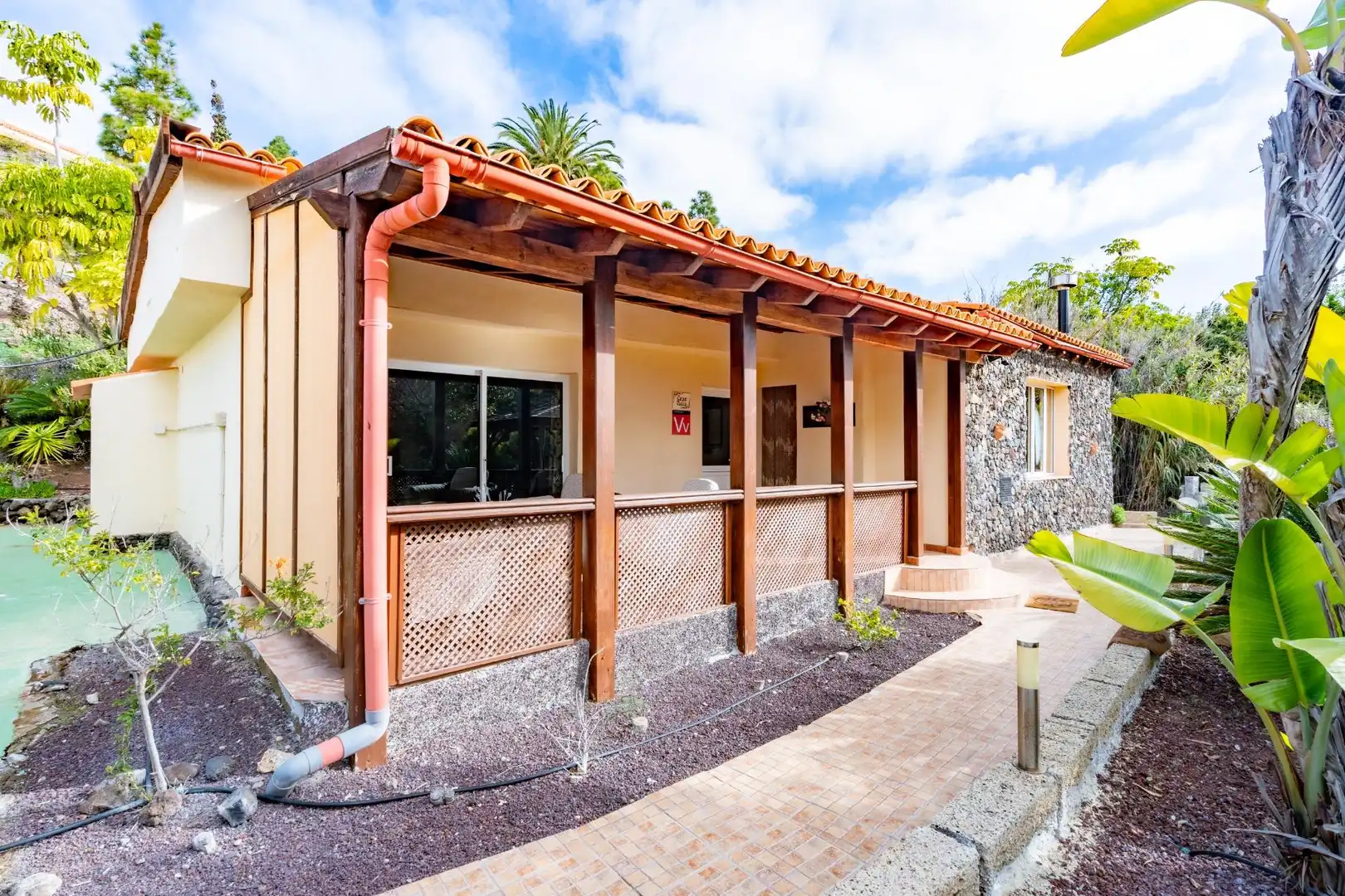Vista exterior de Casa o xalet en venda en Guía de Isora amb Calefacció, Jardí privat i Moblat
