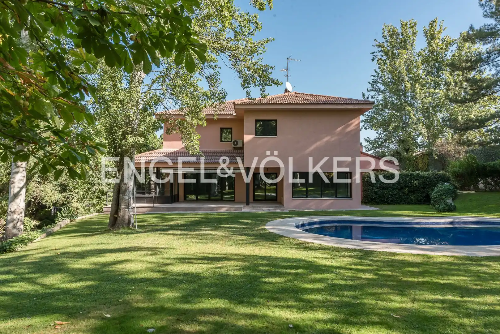 Vista exterior de Casa o chalet en venta en Pozuelo de Alarcón con Aire acondicionado, Calefacción y Jardín privado