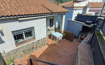 Vista exterior de Casa adosada en venda en Vallirana amb Calefacció i Terrassa