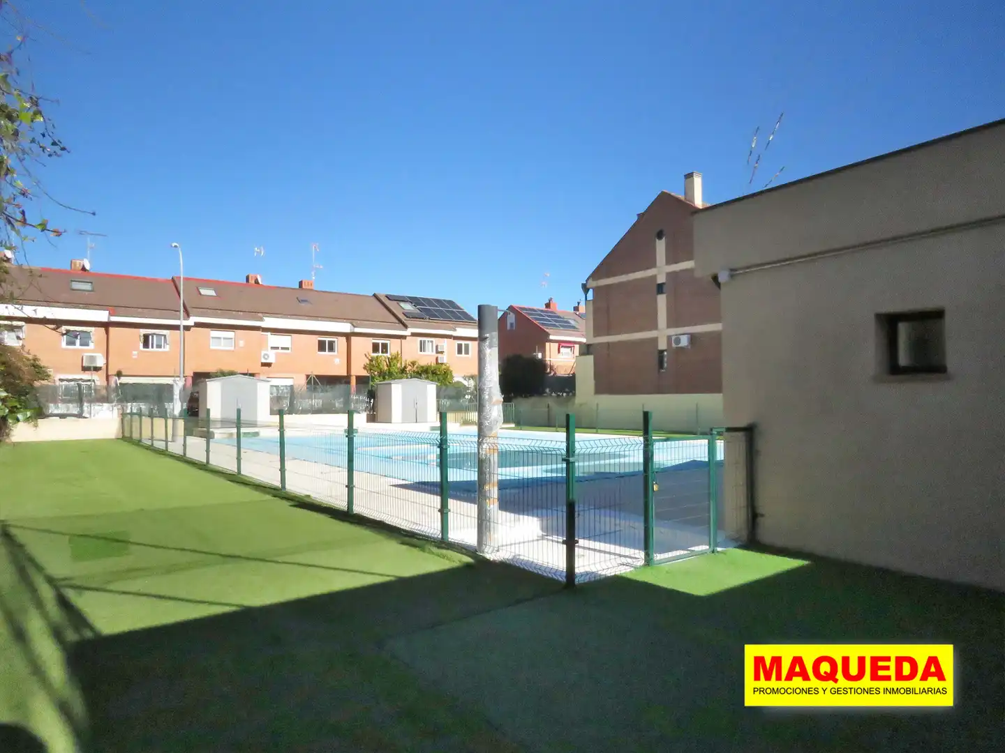 Piscina de Casa adosada en venda en Alcorcón amb Aire condicionat, Calefacció i Jardí privat