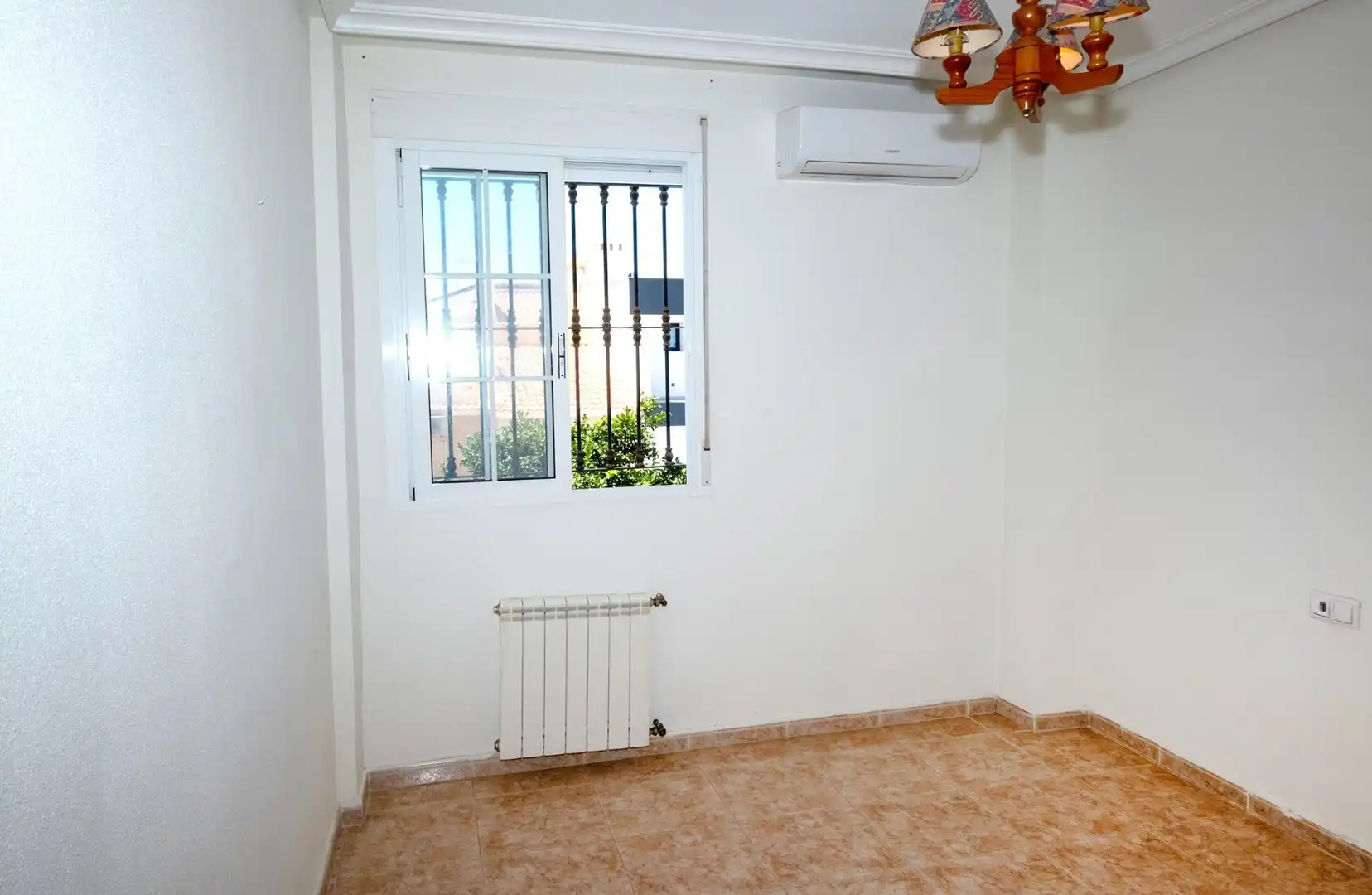 Habitación de Casa adosada en venta en Torrevieja con Aire acondicionado, Calefacción y Jardín privado