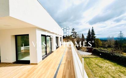 Vista exterior de Casa o xalet en venda en Miraflores de la Sierra amb Calefacció, Jardí privat i Terrassa