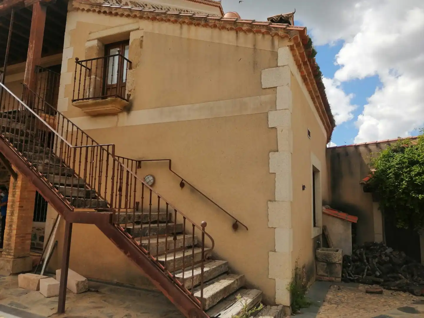 Vista exterior de Finca rústica en venda en Herreruela amb Terrassa i Balcó