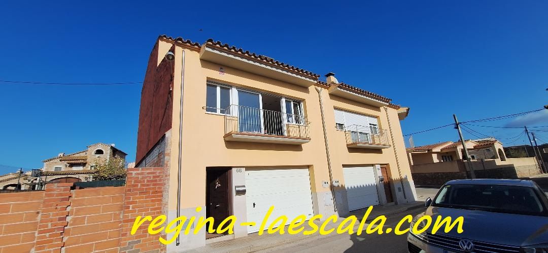 Vista exterior de Casa adosada en venda en Bellcaire d'Empordà amb Calefacció, Jardí privat i Terrassa