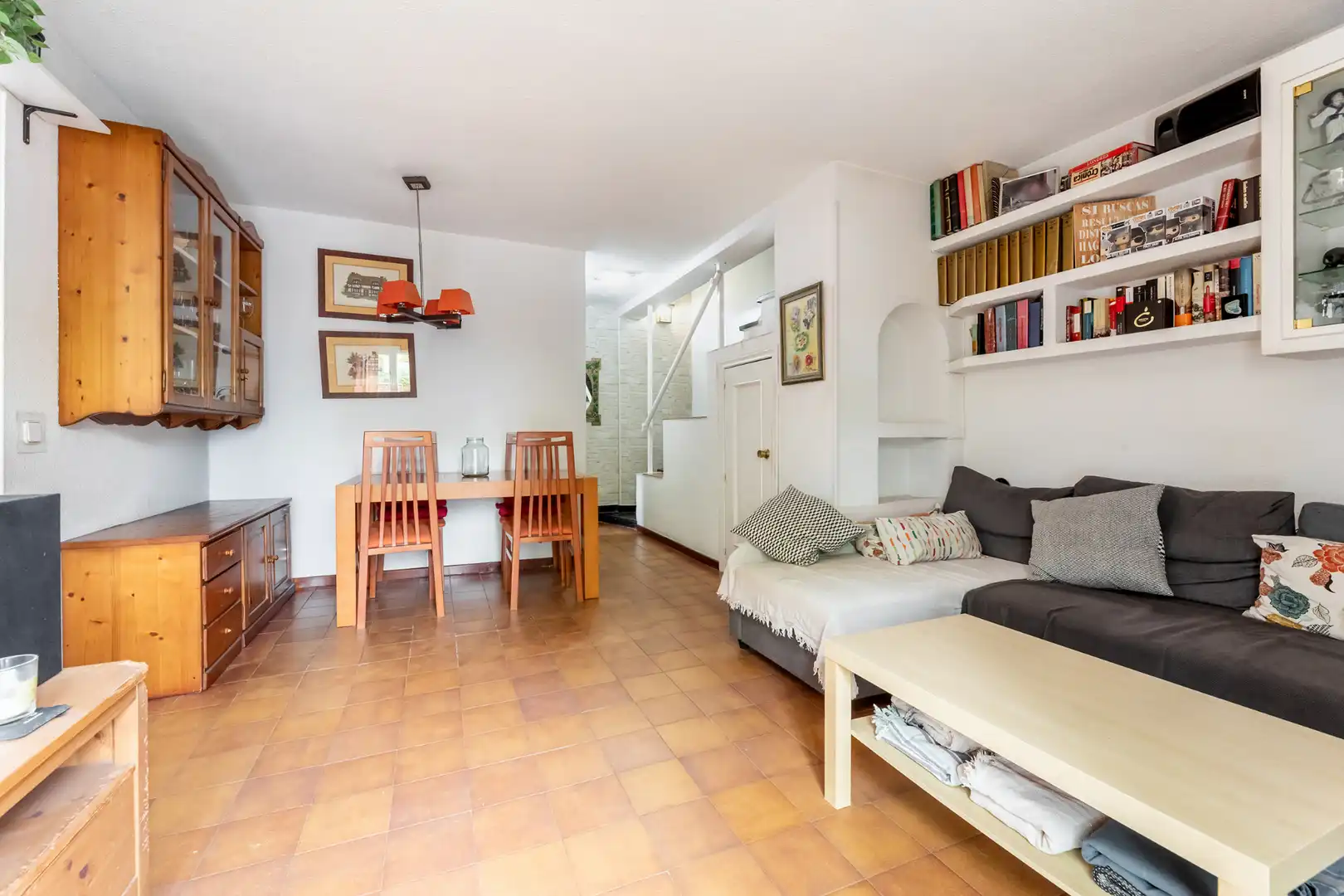 Sala de estar de Casa adosada en venta en Pozuelo de Alarcón con Aire acondicionado, Calefacción y Jardín privado