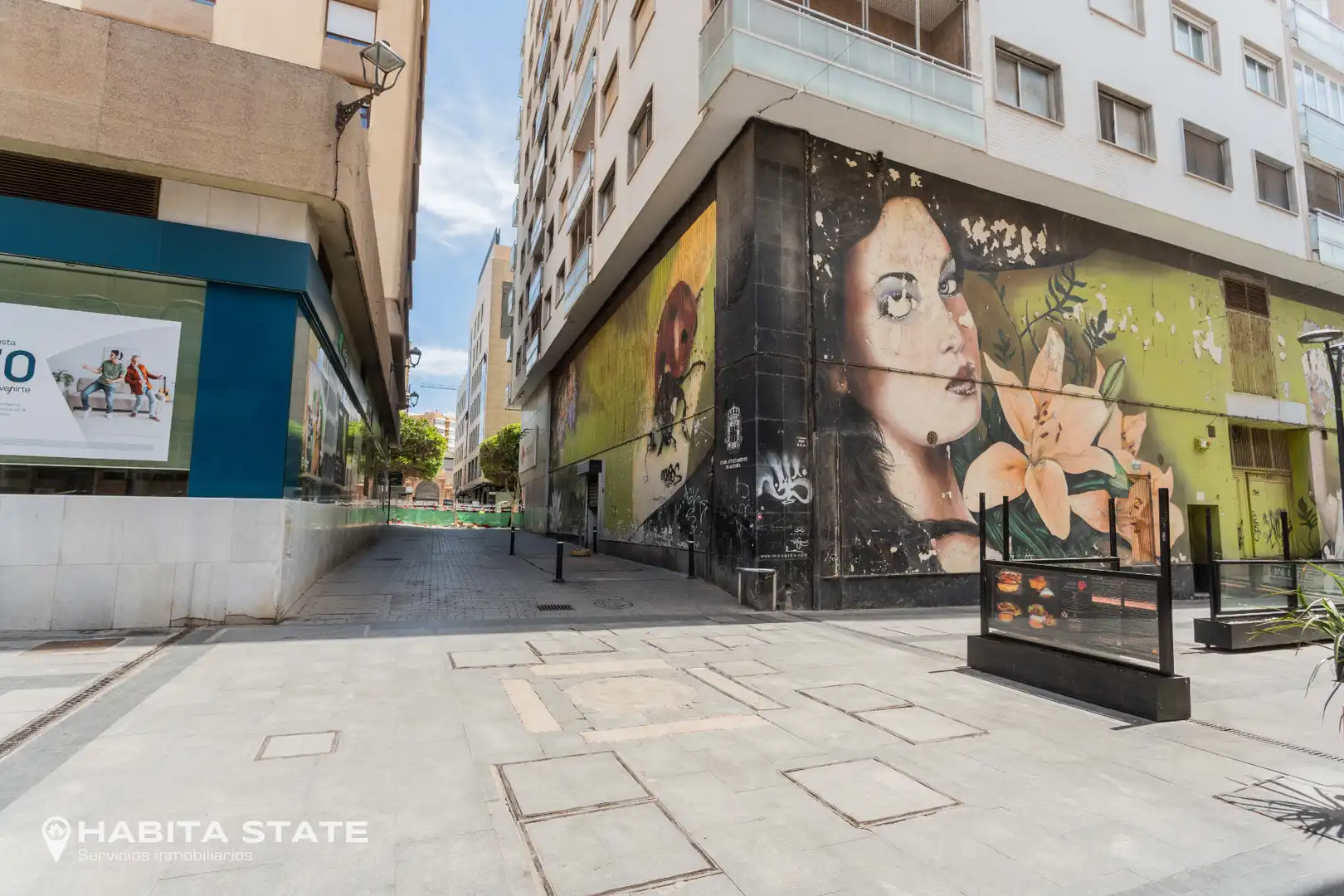 Vista exterior de Edifici en venda en Almería