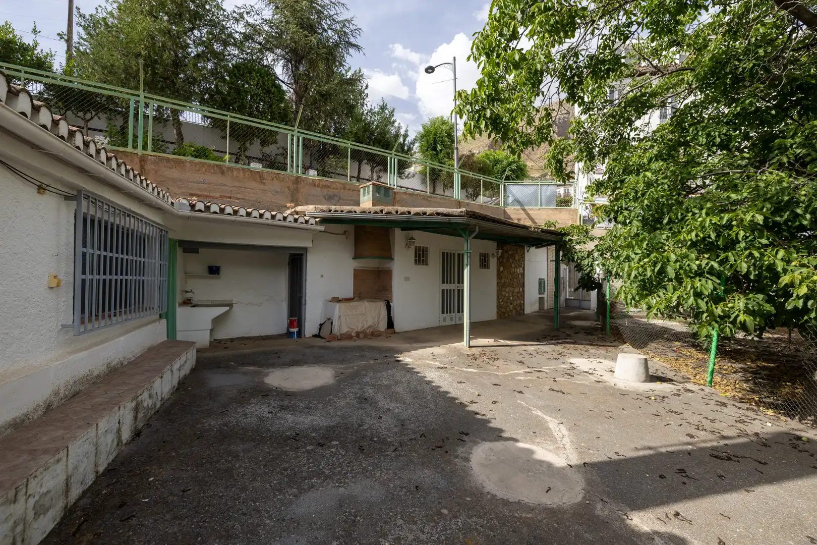 Vista exterior de Casa o xalet en venda en Güéjar Sierra amb Jardí privat i Moblat