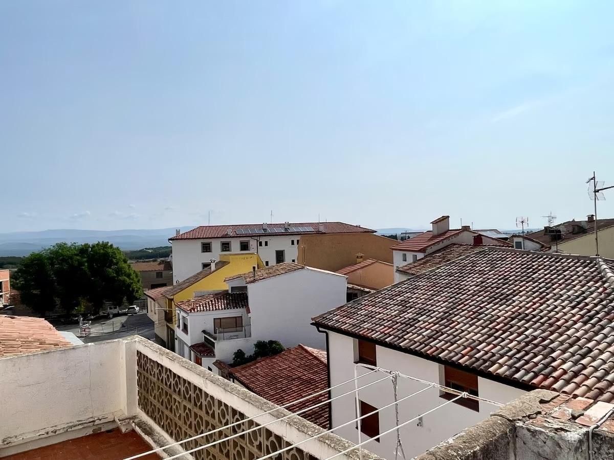 Vista exterior de Edifici en venda en Sarrión