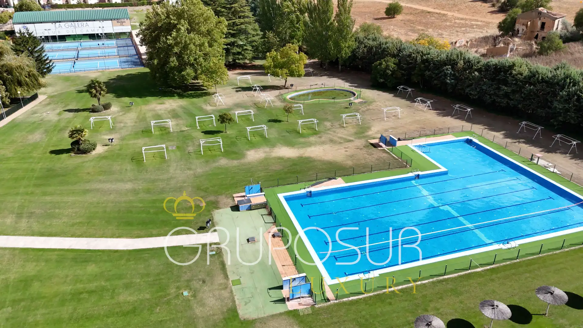 Schwimmbecken von Einfamilien-Reihenhaus zum Verkauf in Valladolid mit Klimaanlage, Heizung und Terrasse