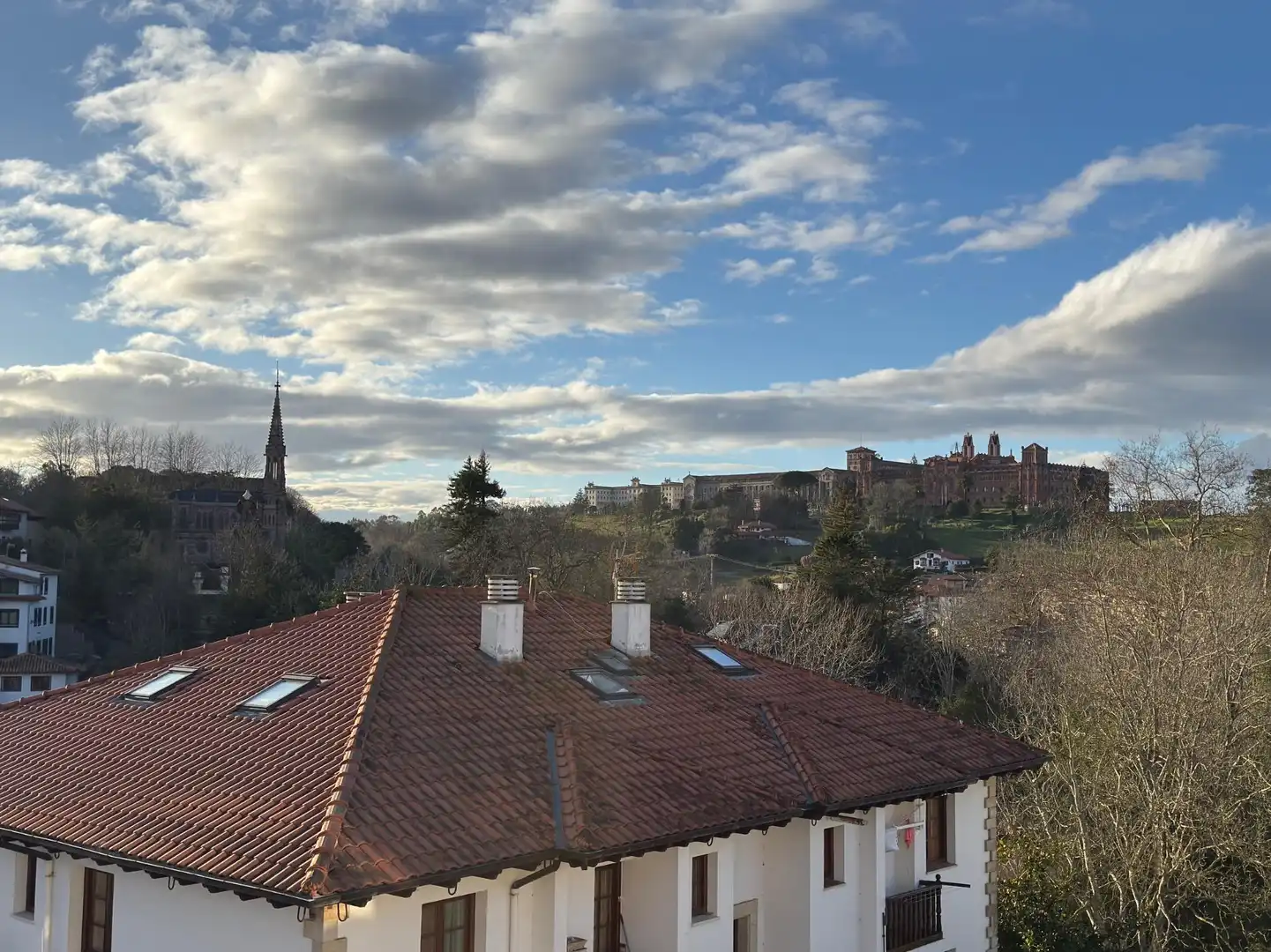 Vista exterior de Piso en venta en Comillas (Cantabria) con Calefacción y Balcón
