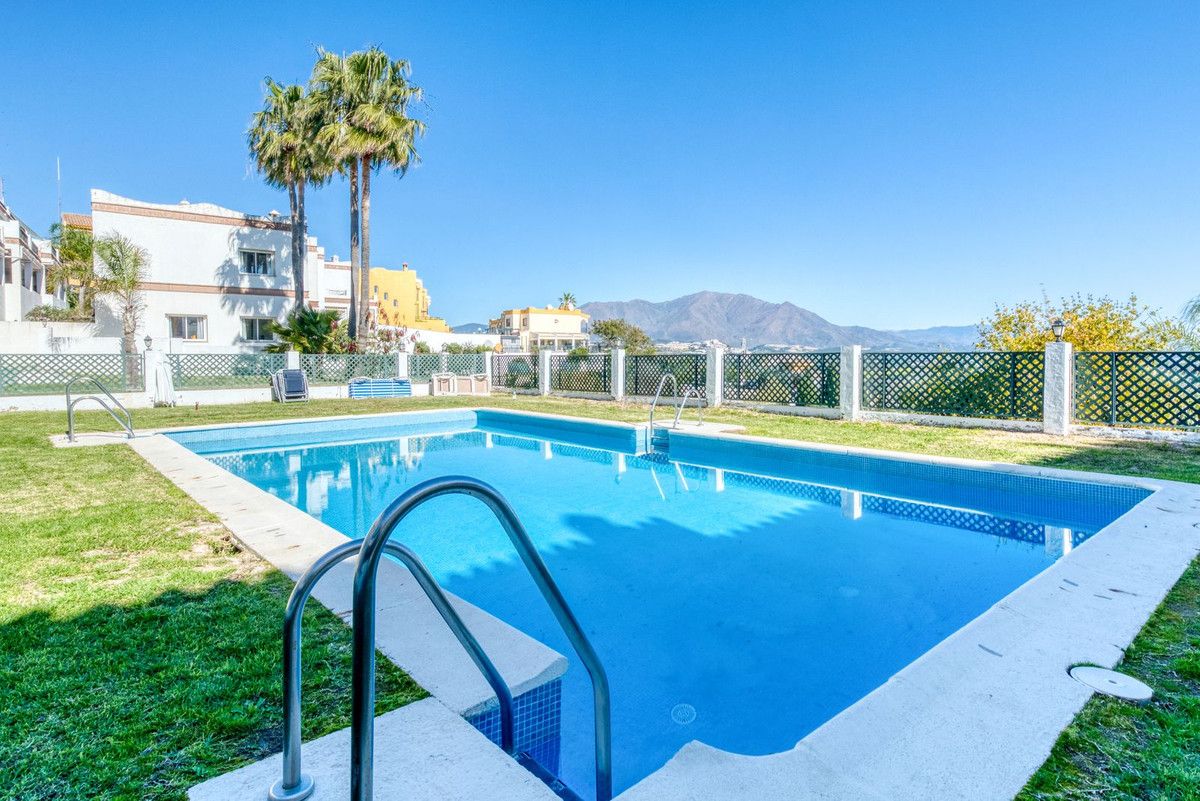Piscina de Casa adosada de lloguer en Manilva amb Aire condicionat, Jardí privat i Terrassa