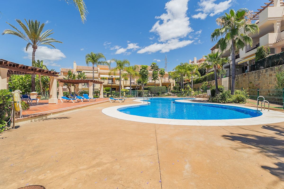 Piscina de Casa adosada en venda en Marbella amb Aire condicionat, Calefacció i Jardí privat