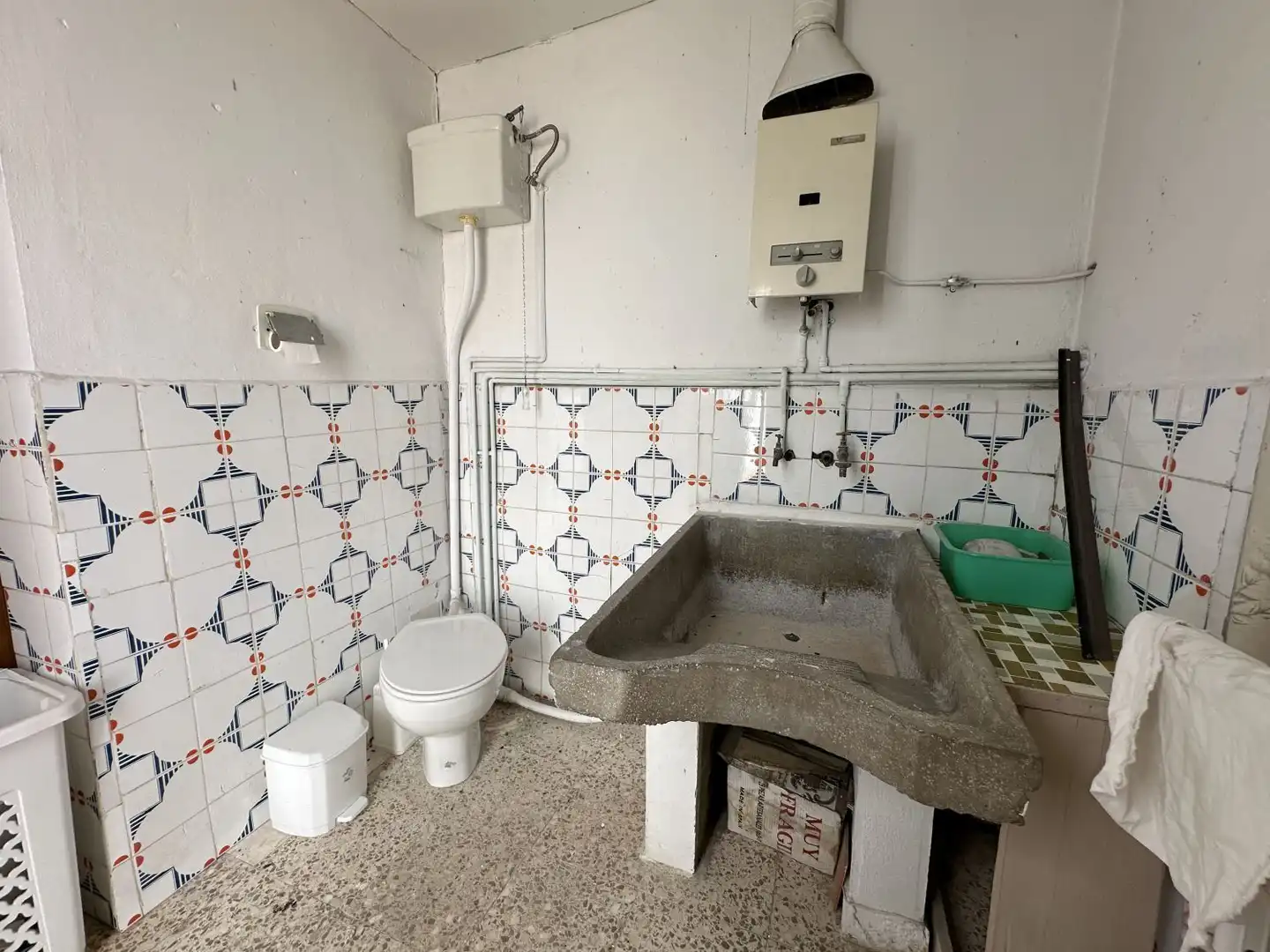 Bathroom of Houses for sale in Dos Hermanas  with Terrace and Storage room