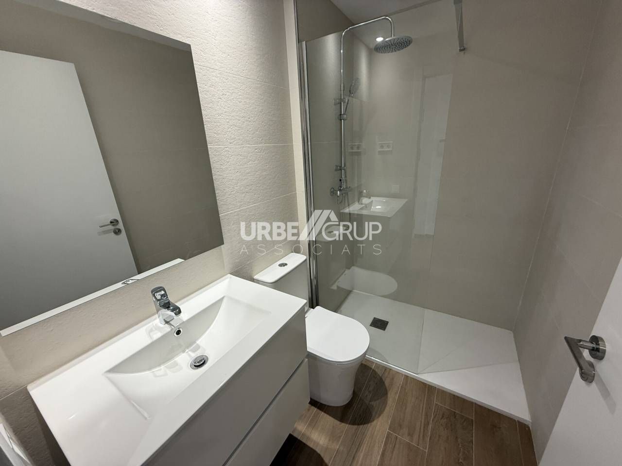 Bany de Dúplex de lloguer en Terrassa amb Calefacció, Parquet i Terrassa