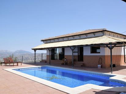 Piscina de Finca rústica en venda en Iznájar amb Aire condicionat, Calefacció i Jardí privat