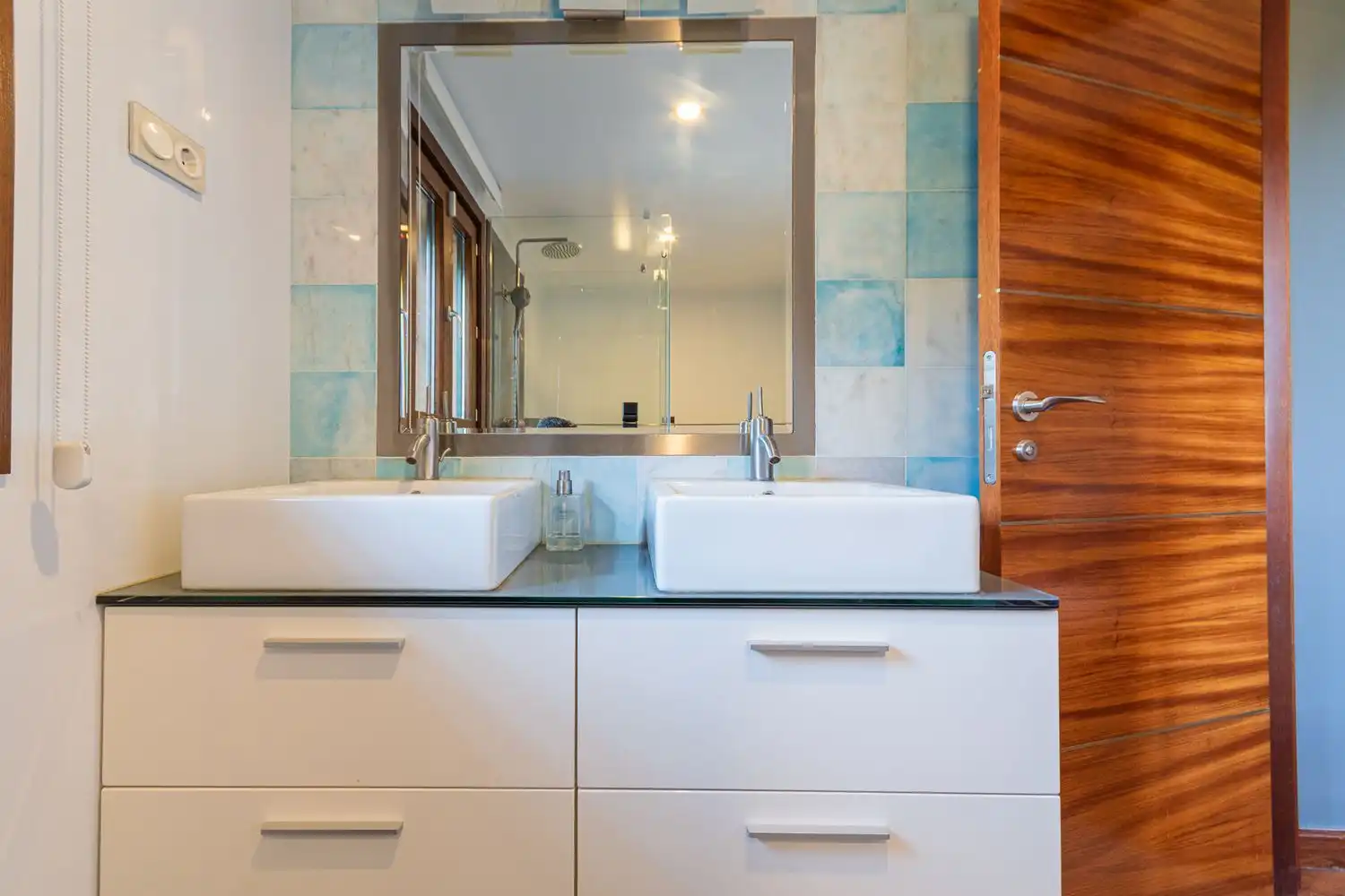 Badezimmer von Einfamilien-Reihenhaus zum Verkauf in Boadilla del Monte mit Klimaanlage, Heizung und Abstellraum