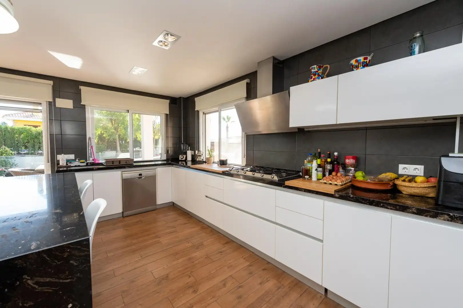 Cocina de Casa o chalet en venta en Alicante / Alacant con Aire acondicionado, Calefacción y Jardín privado