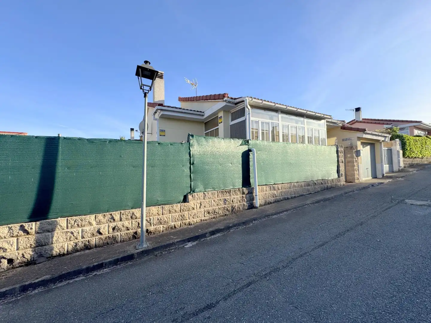 Vista exterior de Casa o chalet en venta en Herradón de Pinares con Calefacción, Jardín privado y Piscina