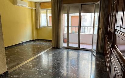 Living room of Flat for sale in  Granada Capital  with Air Conditioner and Balcony