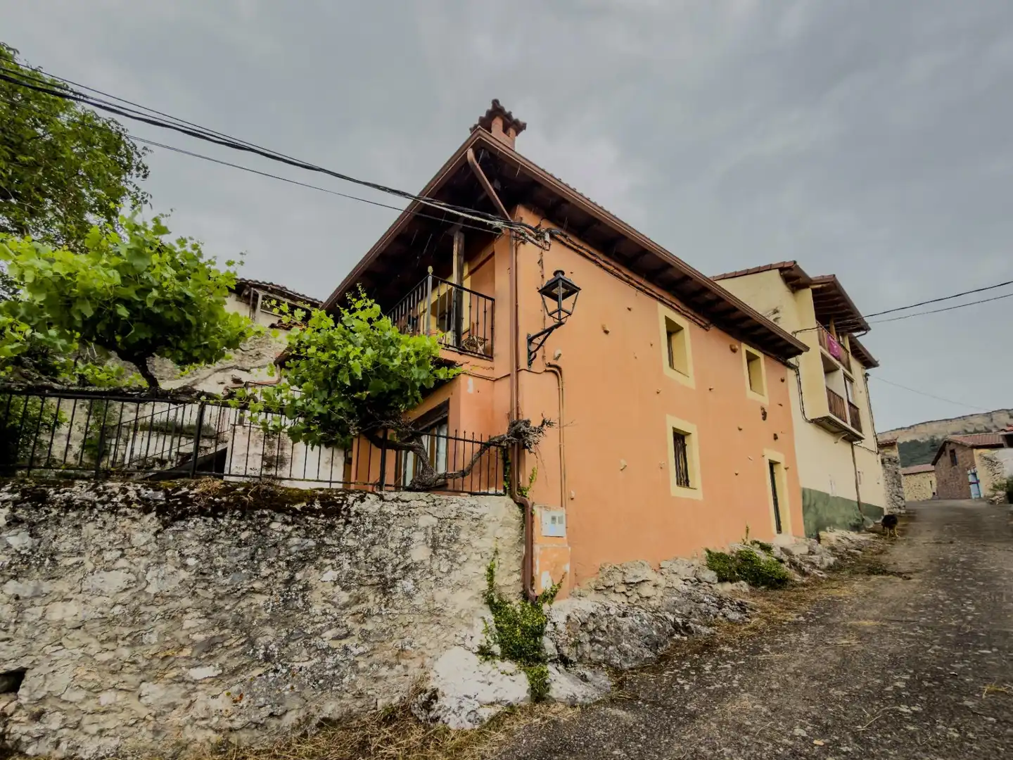 Vista exterior de Casa adosada en venta en Merindad de Valdeporres con Calefacción