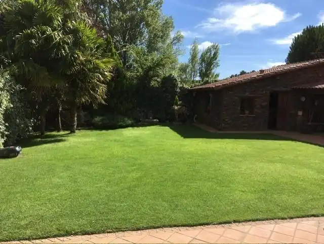 Jardí de Casa adosada en venda en San Andrés del Rabanedo amb Aire condicionat, Calefacció i Jardí privat